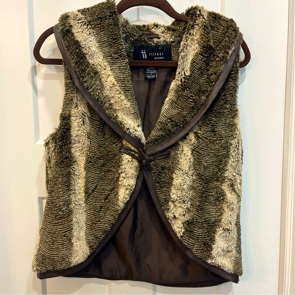 Sisters Outerwear Faux Fur Vest Women’s Size Medium Brown And Tan Toggle Closure